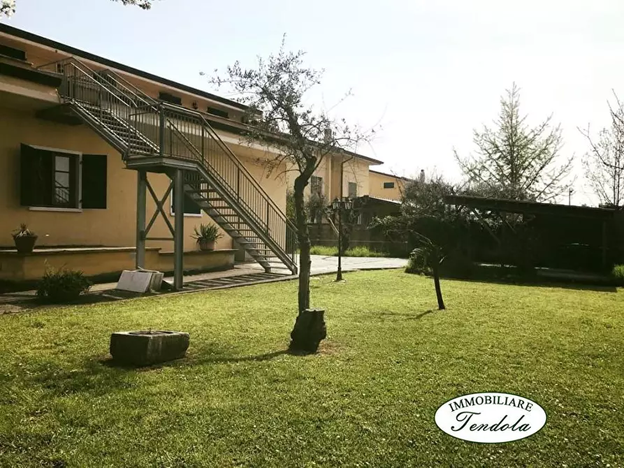Immagine 1 di Villa in vendita  a Carrara