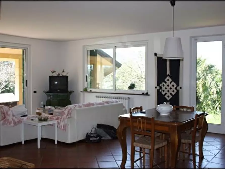 Immagine 2 di Villa in vendita  a Sarzana