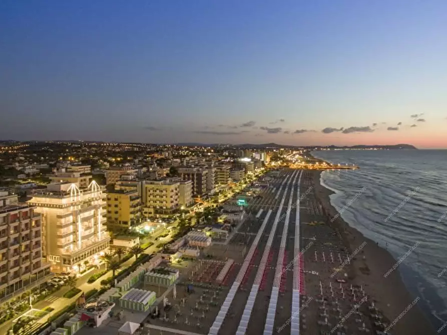 Immagine 1 di Negozio in vendita  a Riccione