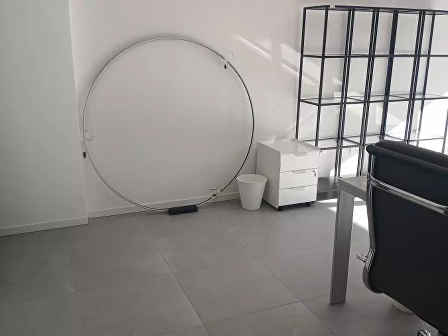 Immagine 3 di Ufficio in affitto  a Parma