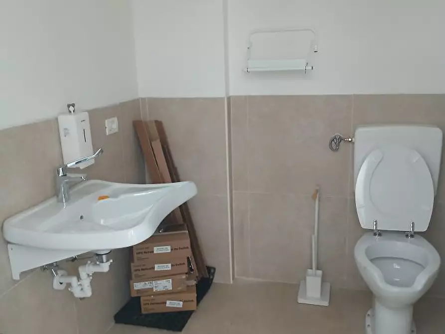 Immagine 3 di Ufficio in affitto  a Parma