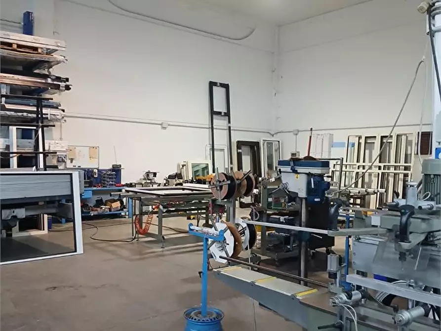 Immagine 4 di Capannone industriale in vendita  a Parma