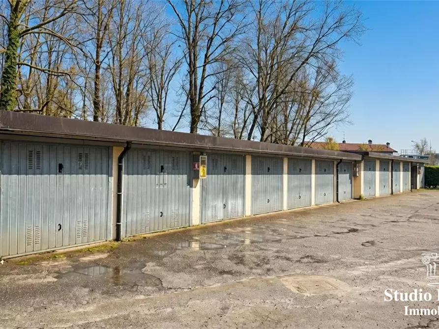Immagine 1 di Garage in vendita  13 a Seregno