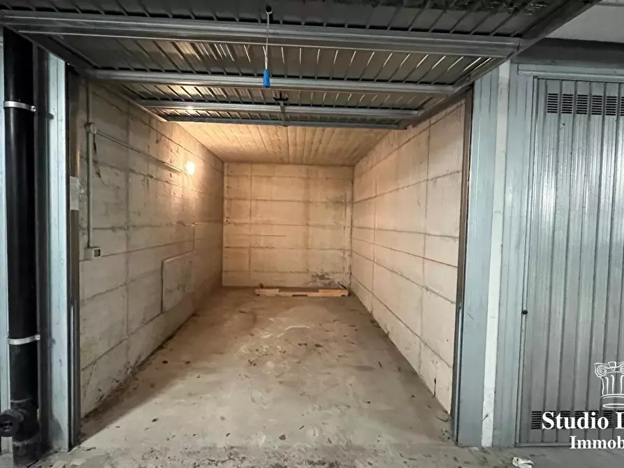 Immagine 2 di Garage in vendita  a Verano Brianza