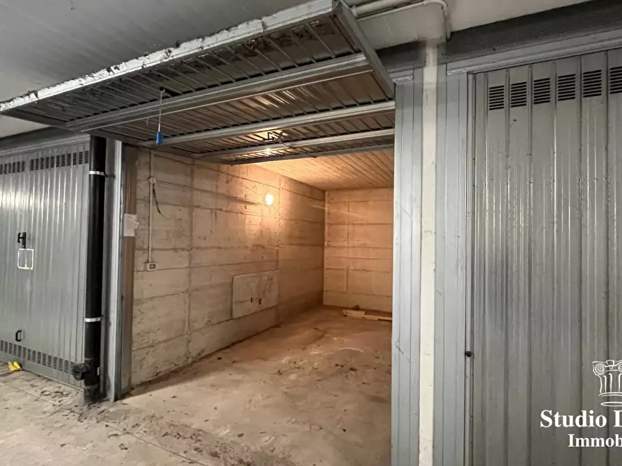 Immagine 3 di Garage in vendita  a Verano Brianza