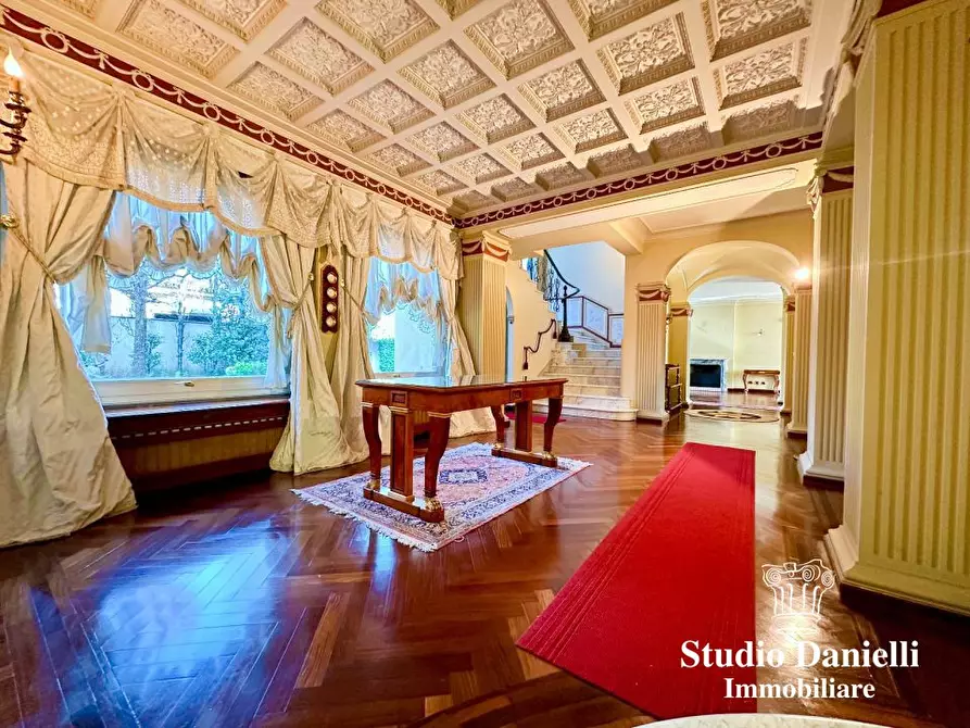 Immagine 9 di Villa in vendita  10 a Carate Brianza