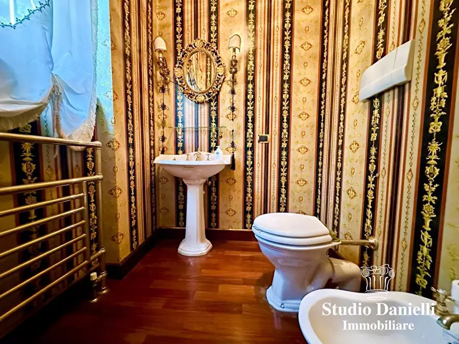 Immagine 10 di Villa in vendita  10 a Carate Brianza