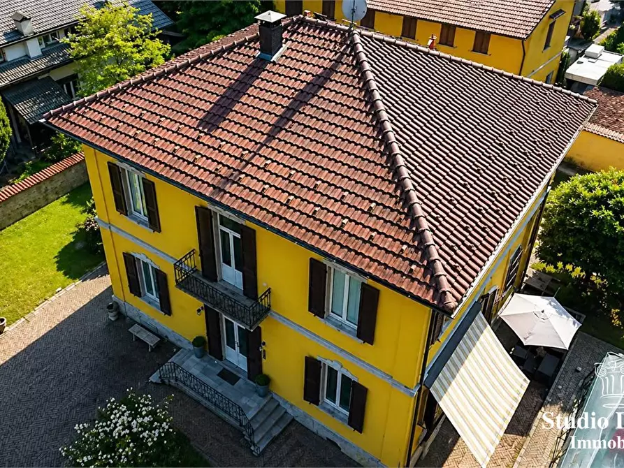 Immagine 2 di Villa in vendita  5 a Carate Brianza