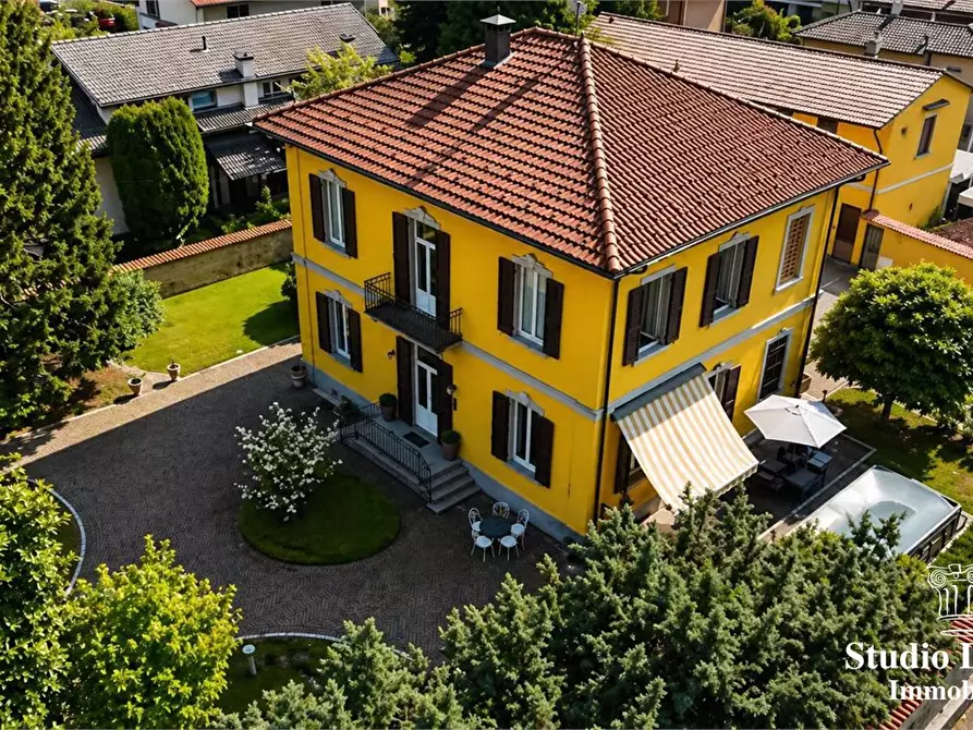 Immagine 1 di Villa in vendita  5 a Carate Brianza