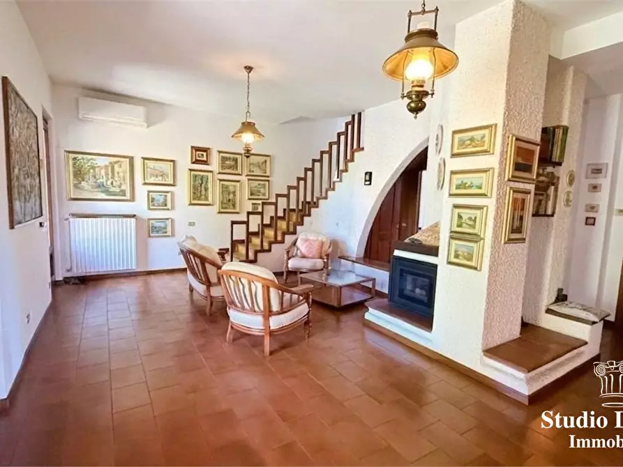 Immagine 3 di Villa in vendita  5 a Carate Brianza
