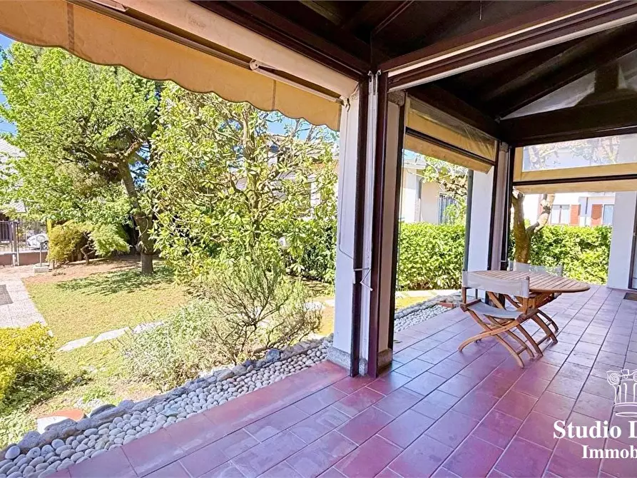Immagine 2 di Villa in vendita  5 a Carate Brianza