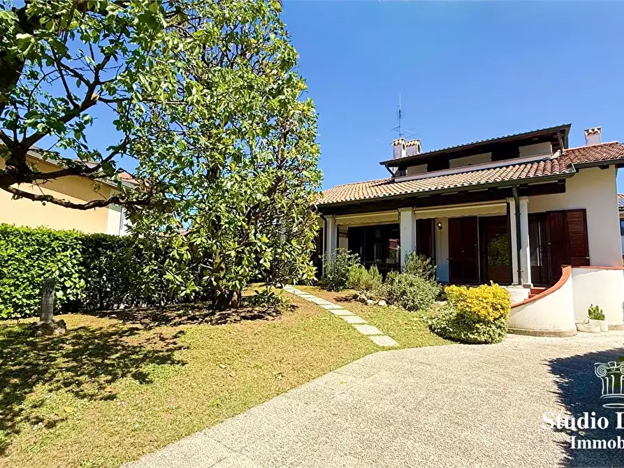 Immagine 1 di Villa in vendita  5 a Carate Brianza