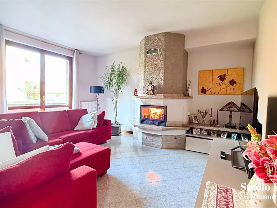 Immagine 2 di Villa in vendita  a Carate Brianza