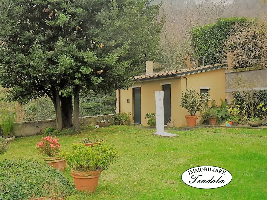 Immagine 3 di Villa in vendita  a Carrara