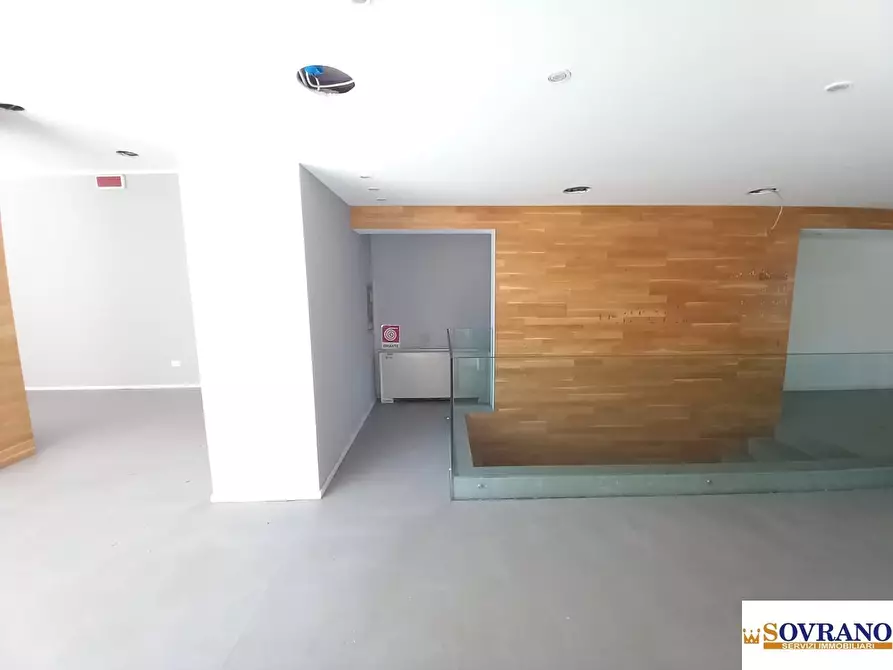 Immagine 10 di Negozio in vendita  a Palermo