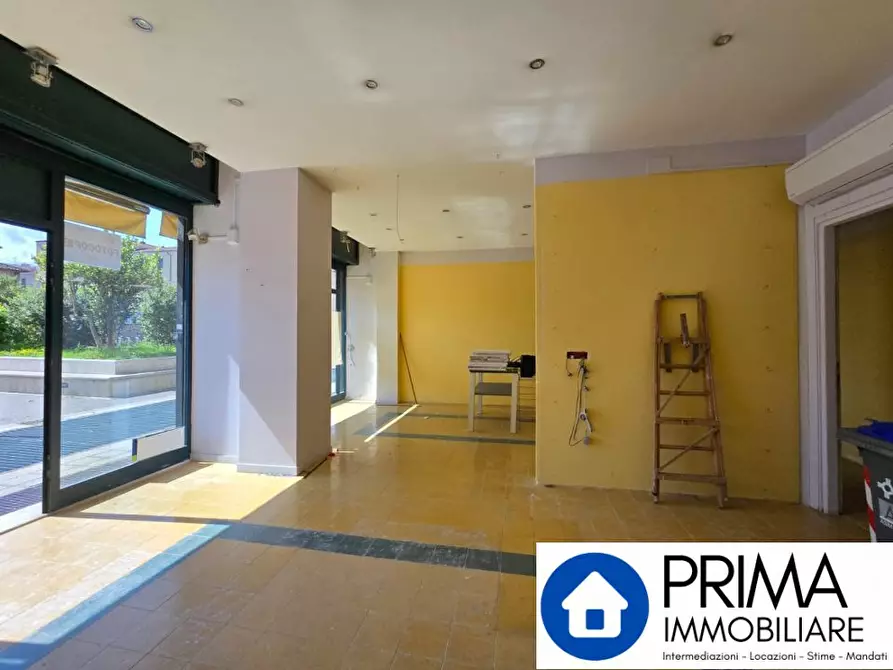 Immagine 10 di Negozio in vendita  a Terni