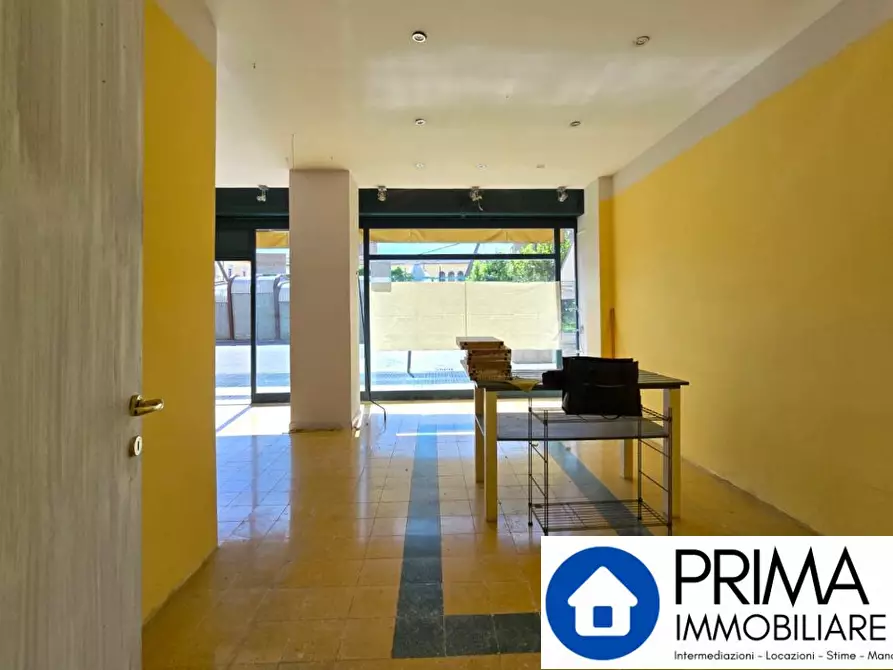 Immagine 6 di Negozio in vendita  a Terni