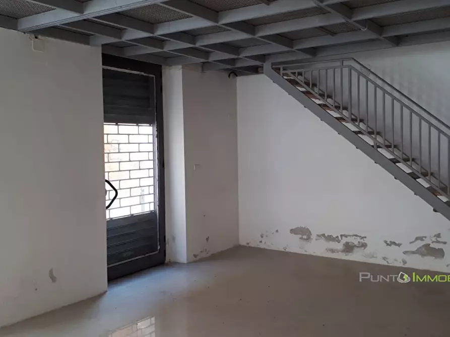 Immagine 8 di Negozio in affitto  121 a Brindisi