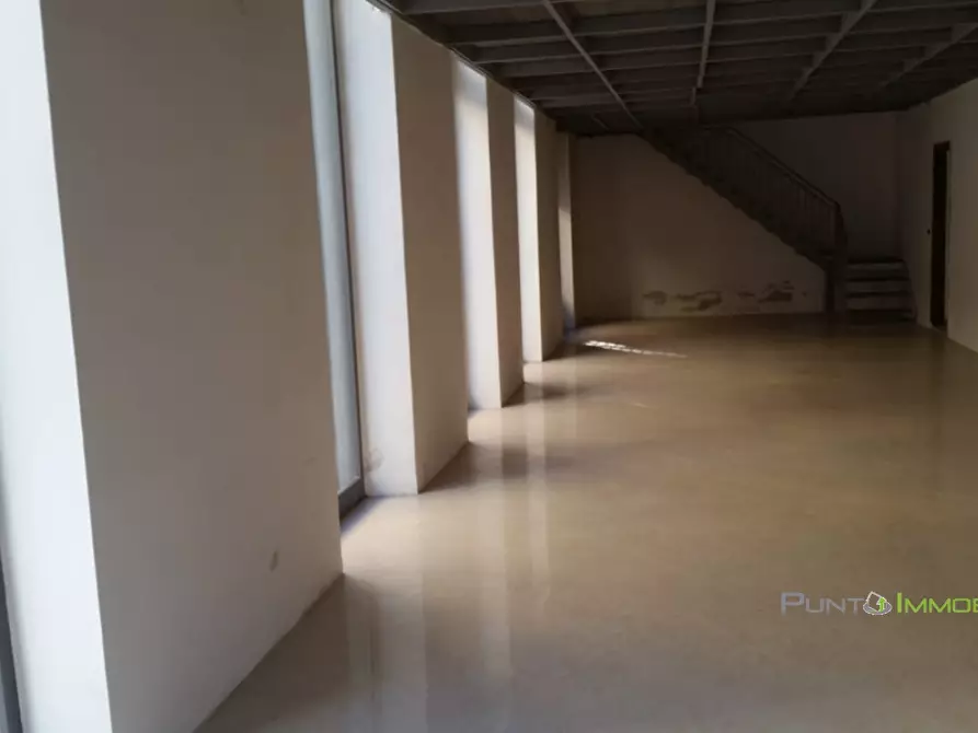 Immagine 9 di Negozio in affitto  121 a Brindisi