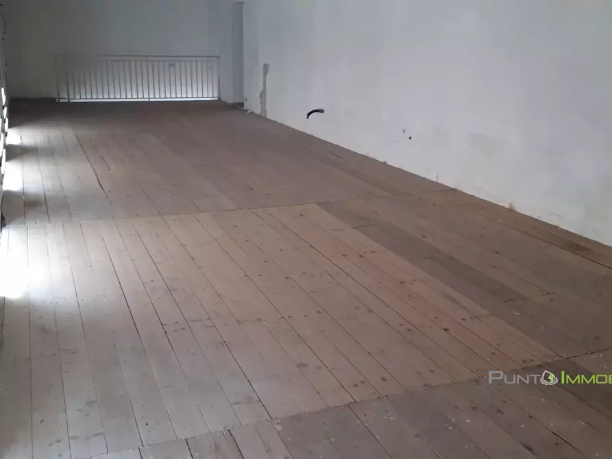 Immagine 10 di Negozio in affitto  121 a Brindisi