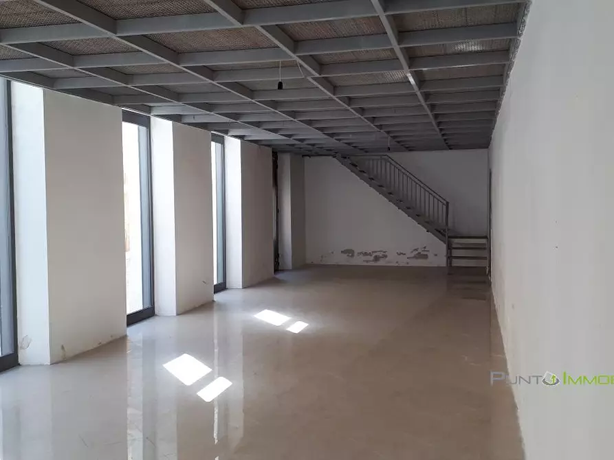 Immagine 1 di Negozio in affitto  121 a Brindisi
