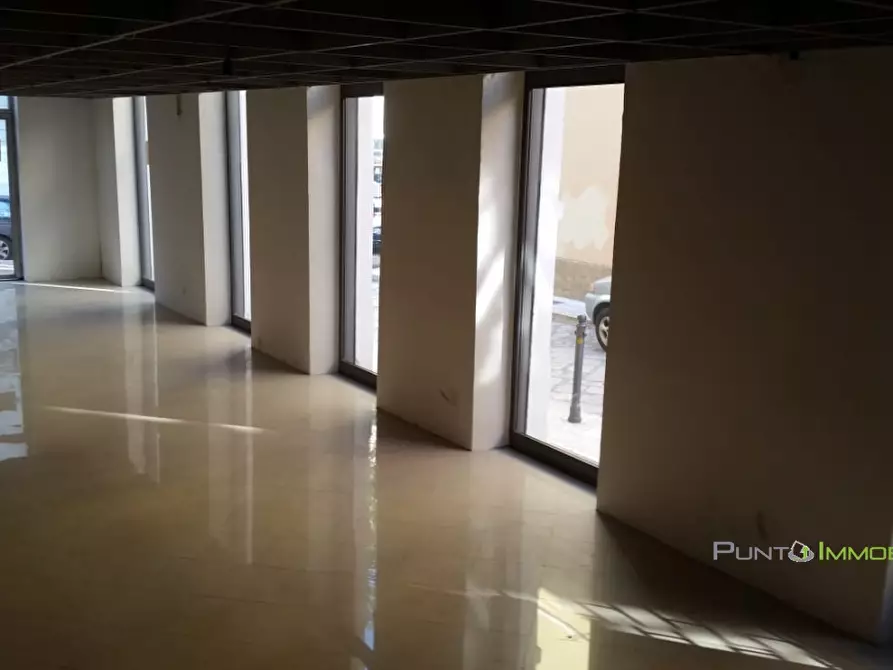 Immagine 4 di Negozio in affitto  121 a Brindisi