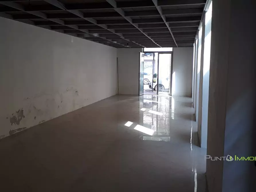 Immagine 5 di Negozio in affitto  121 a Brindisi