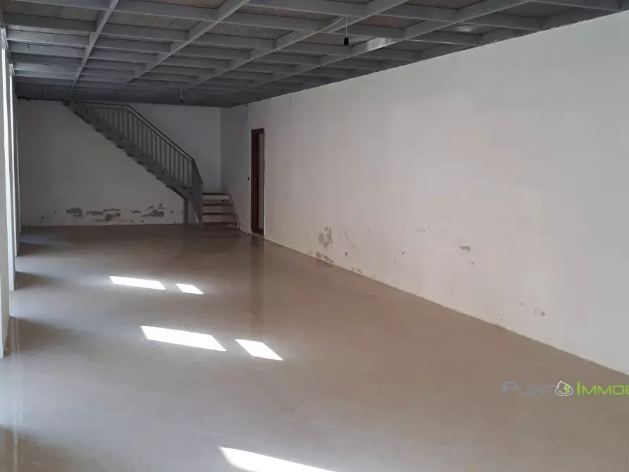 Immagine 6 di Negozio in affitto  121 a Brindisi
