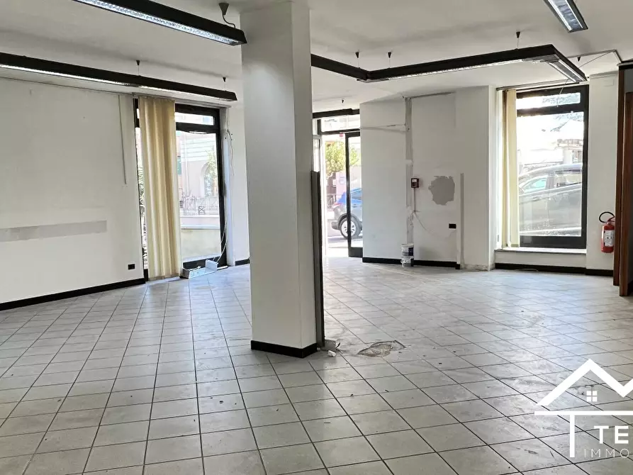 Immagine 5 di Negozio in vendita  a Cantalupo In Sabina