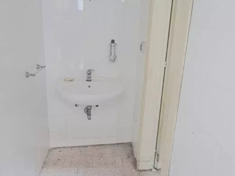 Immagine 9 di Negozio in vendita  a Messina