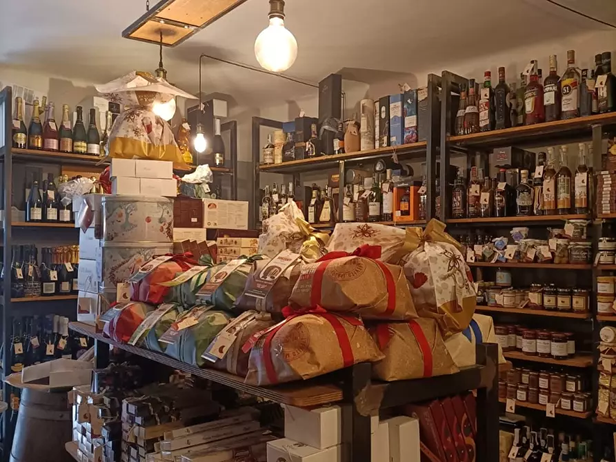 Immagine 2 di Negozio in vendita  a Carrara