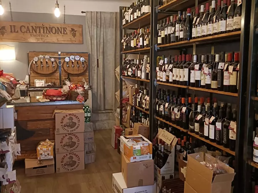 Immagine 5 di Negozio in vendita  a Carrara