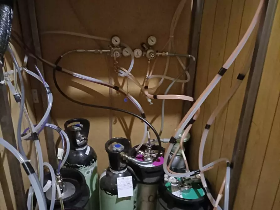 Immagine 8 di Negozio in vendita  a Carrara