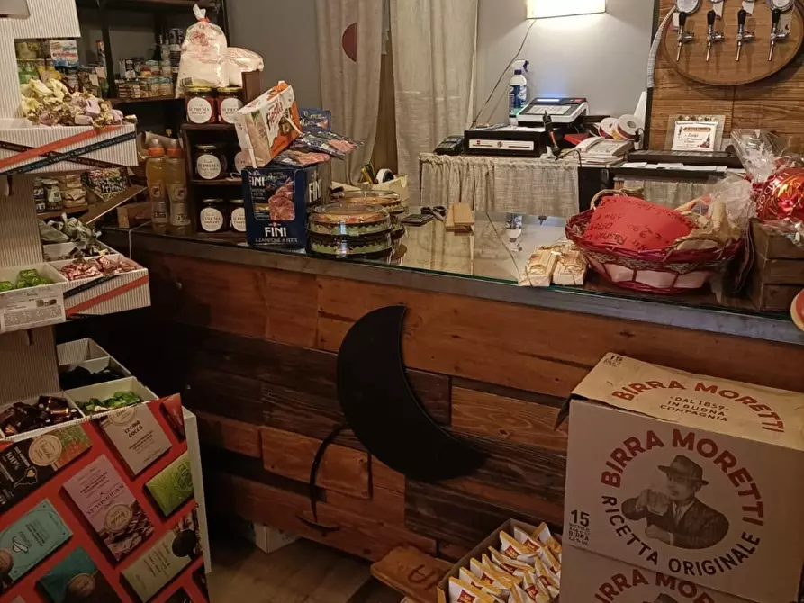 Immagine 7 di Negozio in vendita  a Carrara