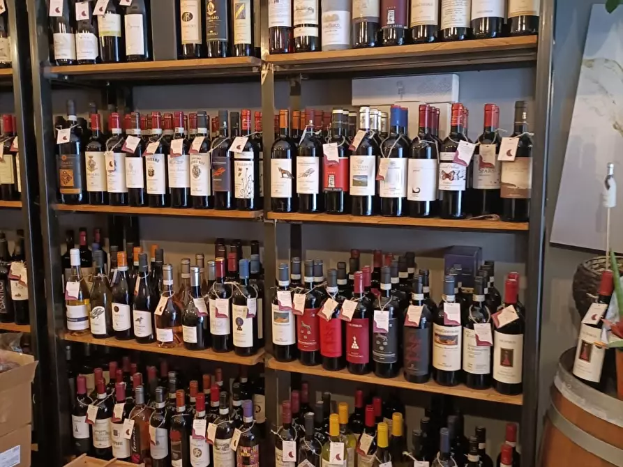 Immagine 6 di Negozio in vendita  a Carrara