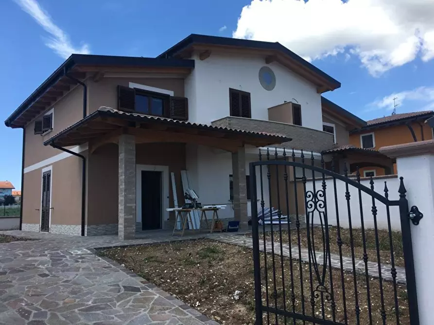 Immagine 2 di Villa in vendita  a Rosciano