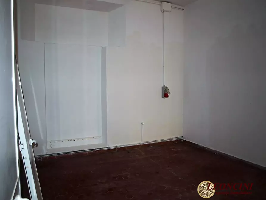 Immagine 5 di Negozio in affitto  a Villafranca In Lunigiana