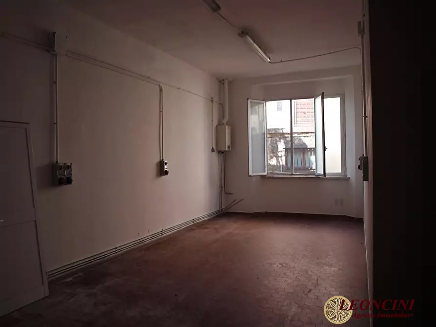 Immagine 6 di Negozio in affitto  a Villafranca In Lunigiana