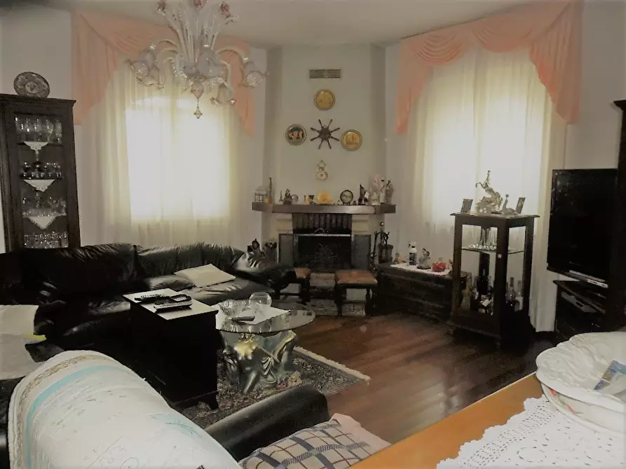 Immagine 4 di Villa in vendita  a Castelnuovo Magra