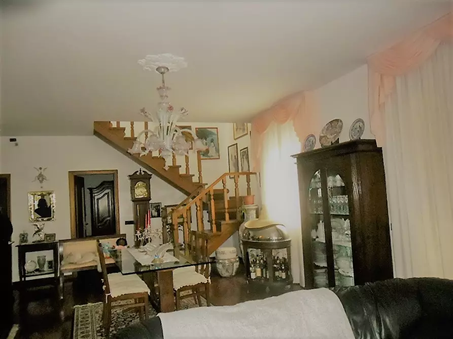 Immagine 2 di Villa in vendita  a Castelnuovo Magra