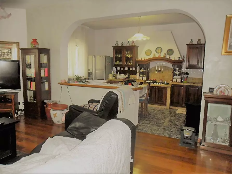 Immagine 3 di Villa in vendita  a Castelnuovo Magra