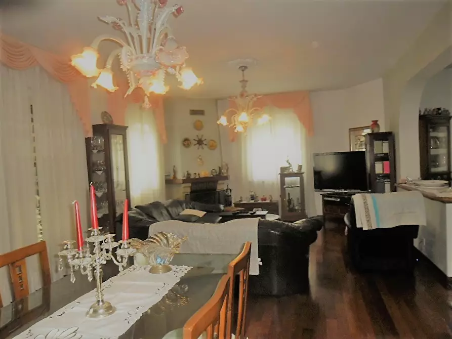 Immagine 1 di Villa in vendita  a Castelnuovo Magra