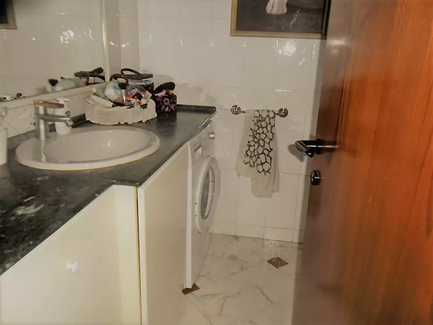 Immagine 10 di Appartamento in vendita  a Carrara