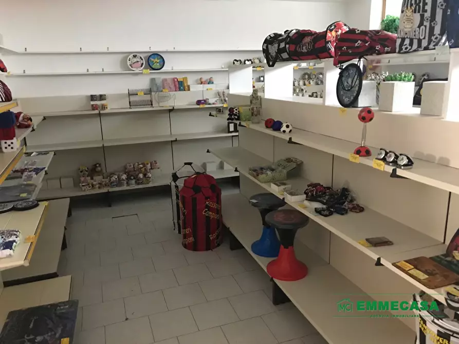 Immagine 4 di Magazzino in vendita  a Valenzano