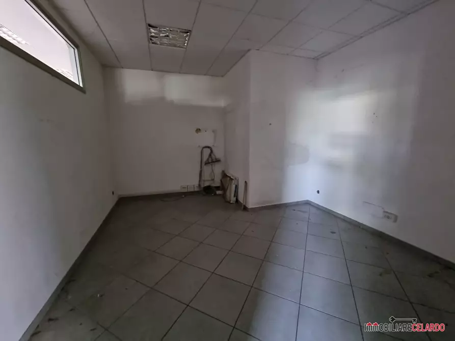 Immagine 7 di Negozio in vendita  a Poggibonsi