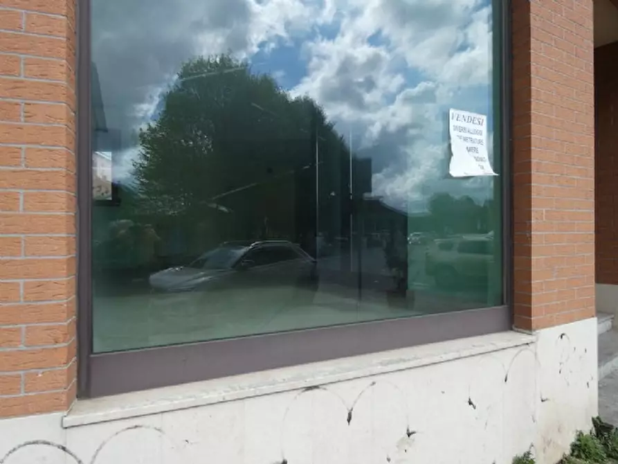 Immagine 2 di Negozio in vendita  23 a Moncalieri