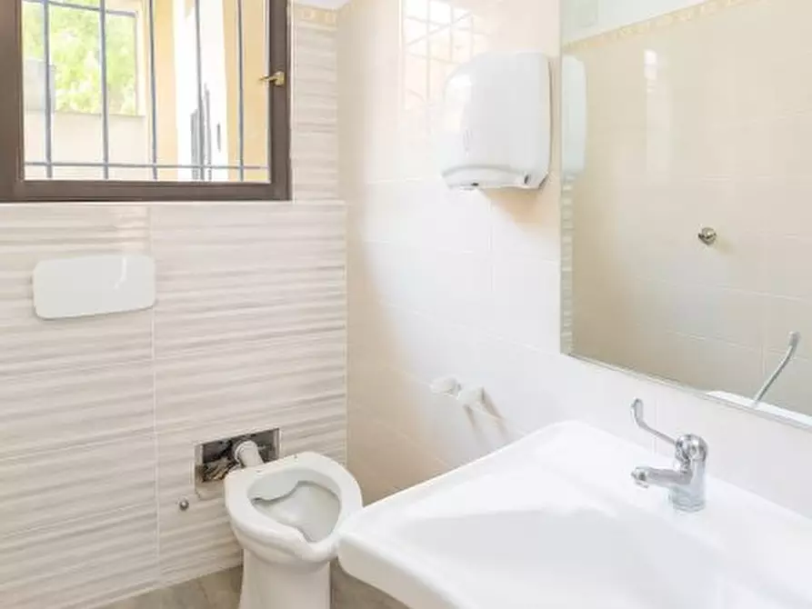 Immagine 8 di Negozio in affitto  3 a Milano