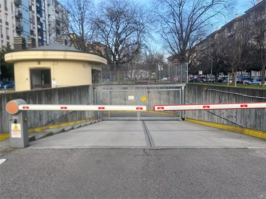 Immagine 2 di Garage in affitto  6 a Milano