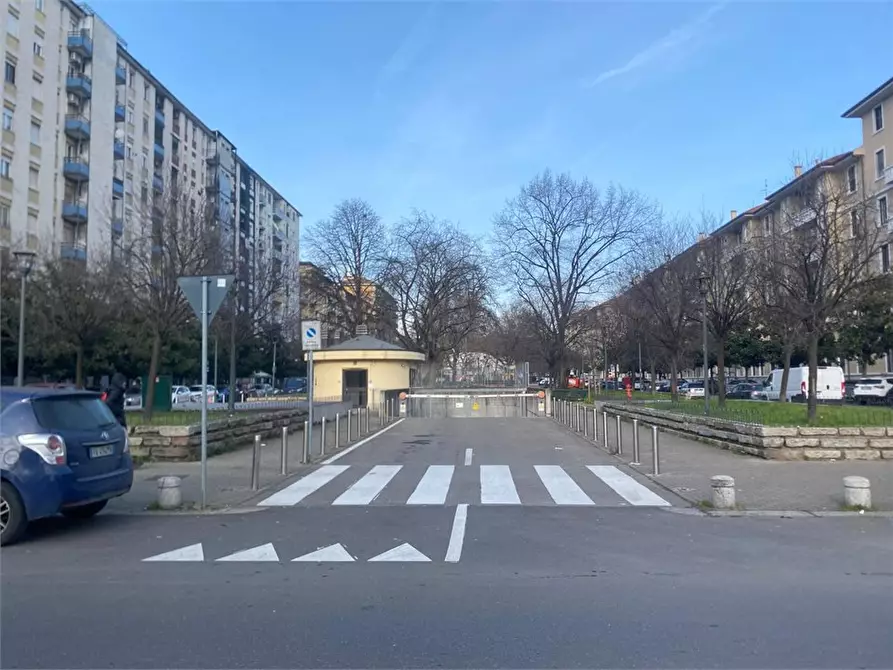 Immagine 3 di Garage in affitto  6 a Milano