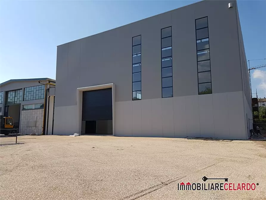 Immagine 1 di Capannone industriale in affitto  a Poggibonsi